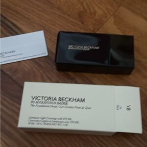 Victoria Beckham Foundation Drops in Black and Cream Packaging 18 rich